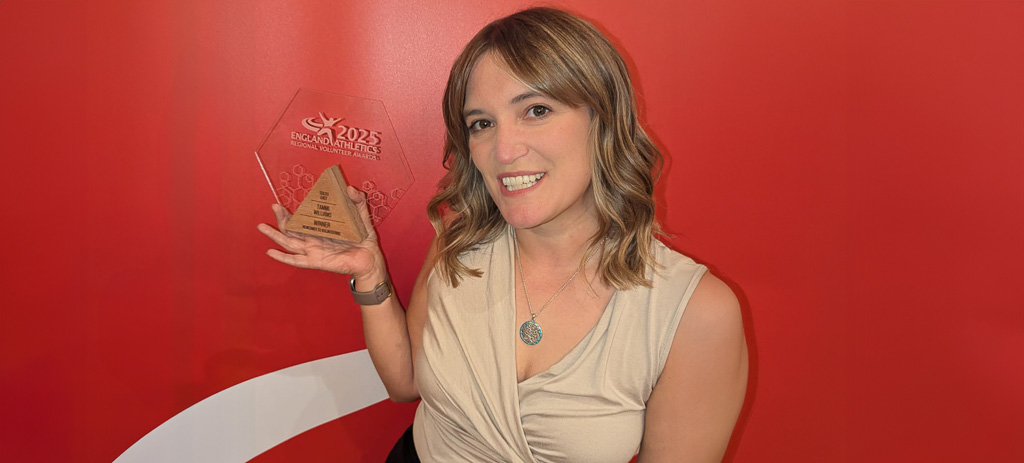 Tammi holds regional volunteer winner's trophy